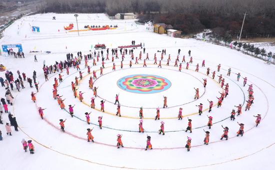 People perform 'circle dance' to pray for a bountiful new year in Qingha