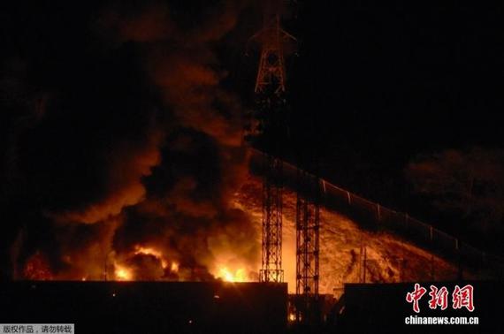 On Jan. 3, 2026, local time, following a series of explosions in Caracas, the capital of Venezuela, a fire breaks out at the country's largest military base. (Photo provided to China News Service)