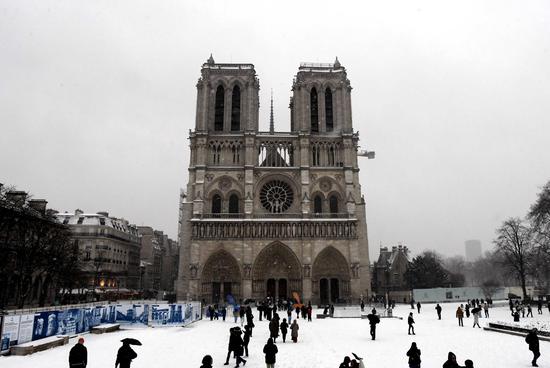 Heavey snow hits Paris