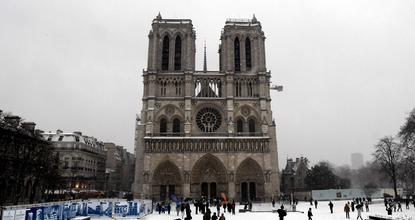Heavey snow hits Paris