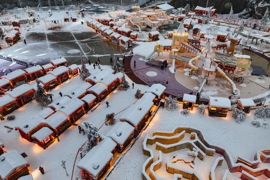 'Southern Snow Town' draws tourists to Guizhou Province