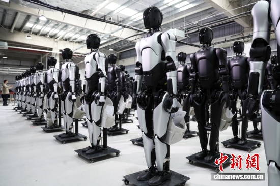 AgiBot, and other Chinese humanoid robot manufacturers topped the global market in 2025. (Photo: China News Service/ Tang Yanjun)