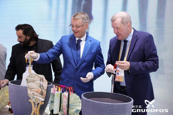 Water Marbling at the Grundfos booth. (Photo provided by Grundfos)