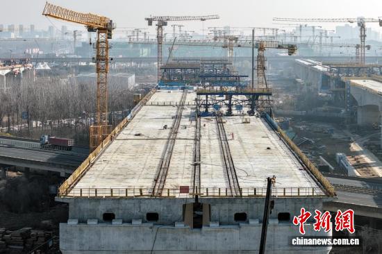 Intercity railway under construction in East China's Jiangsu Province.  (Photo: Yang Bo/ China News Service)