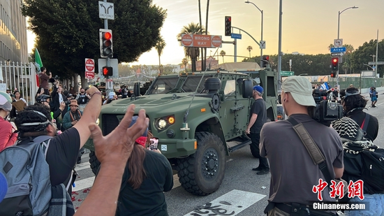 Protesters surround a military vehicle during demonstrations against immigration enforcement operations in downtown Los Angeles, California, on June 10, 2025. (Photo: China News Service/ Zhang Shuo)