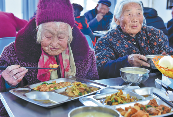 Elderly residents enjoy meals at a senior canteen in Zaozhuang's Shanting district, Shandong province, on Dec 3. Funded with an investment of 800,000 yuan ($114,682), the canteen provides free lunches twice a week to more than 50 villagers aged 80 and above, offering practical care and improving the quality of life for senior residents. (LIU MINGXIANG/FOR CHINA DAILY)