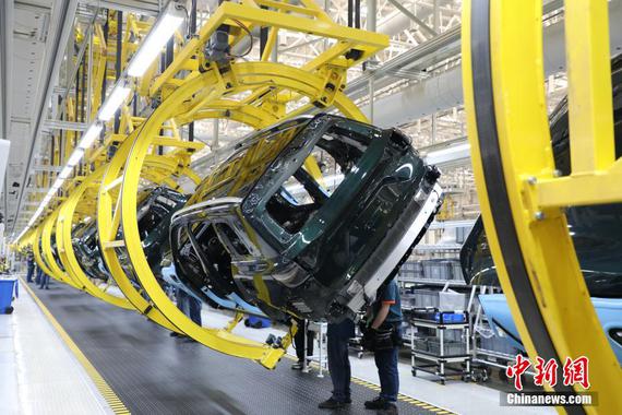 A new energy vehicle manufacturing workshop in Chongqing. (File photo / China News Service)