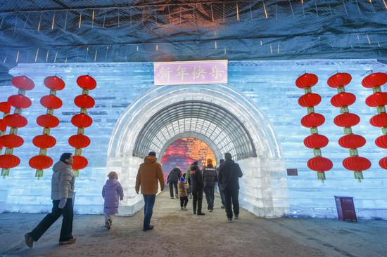 Beijing hosts ice lantern art festival to boost immersive cultural tourism