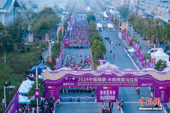 Photo shows the 2024 Ruili China and Muse Myanmar Cross-Border Marathon. (Photo provided to China News Service)