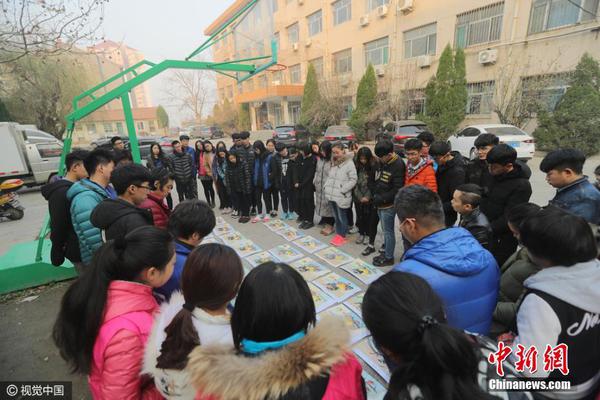 Art students stand in a circle around their artworks, awaiting critique from their teachers. (File photo/VCG)