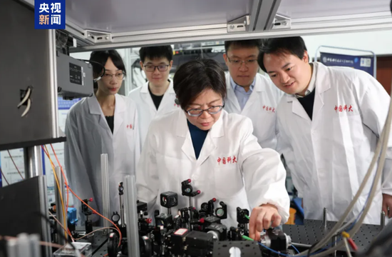 The team does research in a laboratory. （Photo: CCTV）