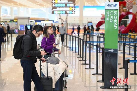 Passengers flying with All Nippon Airways wait to check in at Guangzhou Baiyun International Airport on Jan. 22, 2026. (Photo/China News Service)