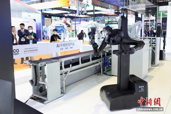 Visitors view robots on an AI-powered appearance inspection production line during the 8th China International Import Expo (CIIE), held in Shanghai, Nov. 7, 2025. (Photo: China News Service/ Yi Haifei)