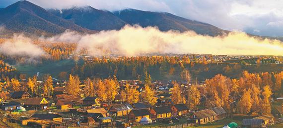 Sunrise peels morning mist from Baihaba village. Dazzling golden autumn foliage makes this remote settlement a prime attraction in the Altay region of the Xinjiang Uygur autonomous region. Photo/CHINA DAILY