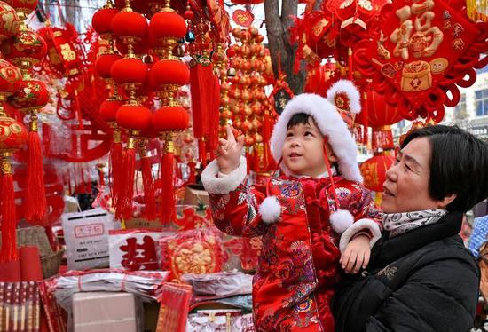 People buy decorations for the upcoming Spring Festival at a market in Xiayi county, Shangqiu city, Central China's Henan province, Feb 10, 2026. (Photo/Xinhua)