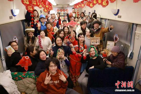 Foreign tourists board the K7041 “Northeast Folk Customs” themed train at Harbin Railway Station in Harbin, Heilongjiang Province, on Jan. 19, 2026, heading to Mohe, known as “China’s North Pole,” to experience the region’s ice and snow attractions. (Photo: China News Service/ Xu Shuai)