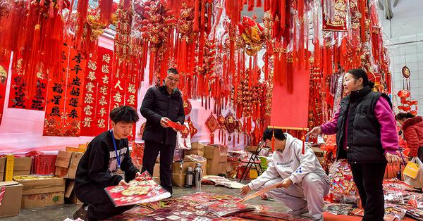 Urumqi citizens purchase festival goods to welcome Chinese New Year