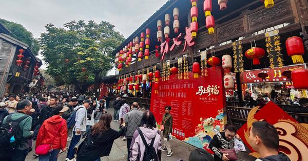 Historic alleyways in Fuzhou attract thousands of tourists during Spring Festival holiday