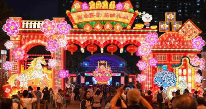 Dazzling lanterns light up Guangzhou before Lantern Festival