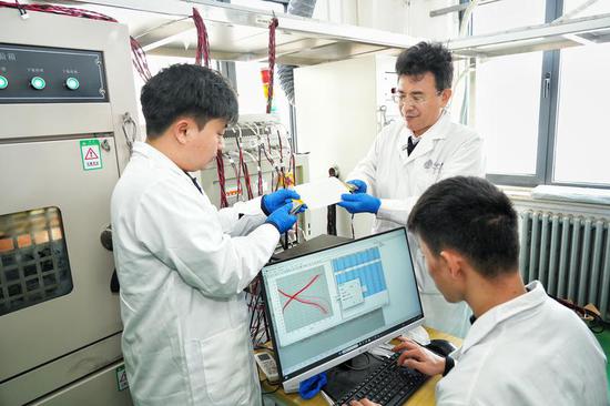 Chinese scientists have developed a lithium metal battery that boasts an energy density of more than 700 watt-hours per kilogram and stable performance at extremely low temperatures, marking a significant advancement in the production of high-energy batteries for electric vehicles. (Photo/Xinhua)