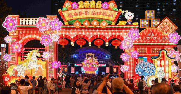 Dazzling lantern lights up Guangzhou before Lantern Festival