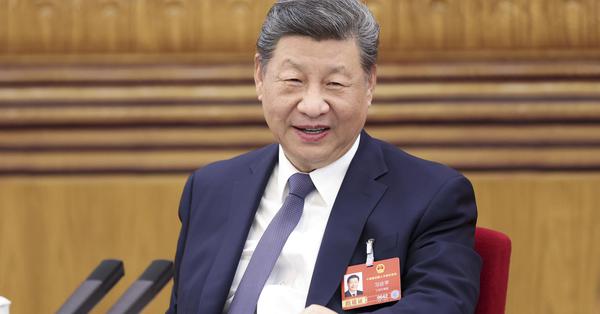 Xi takes part in deliberation with his fellow deputies from delegation of Jiangsu Province