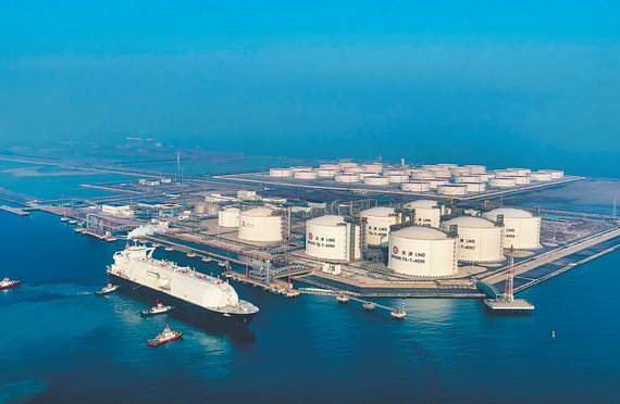 An aerial image captures an LNG vessel docking at a port in Tianjin on Jan 5. (Photo/XINHUA)