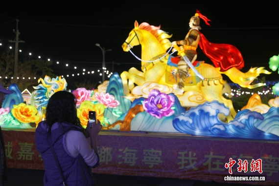 A visitor in Taiwan Province, China takes photos in front of a lantern display from Haining City, Zhejiang Province, at the Nantou Lantern Festival on March 1, 2026. (Photo:China News Service/Liu Dawei)