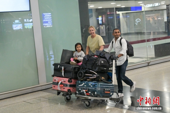 An Emirates flight from Dubai arrives in Hong Kong on March 4, 2026. (Photo/China News Service)