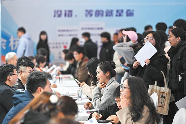 Job seekers consult with workers about the available posts at a job fair in Hangzhou, Zhejiang province, on Tuesday. More than 260 enterprises offered over 6,000 vacancies, with over half related to AI. (DONG XUMING/FOR CHINA DAILY)