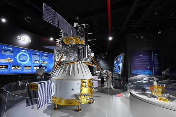 This photo taken on Oct. 7, 2025 shows a model of China's Chang'e-6 lunar probe displayed at the Wenchang Aerospace Science and Education Center in Wenchang, south China's Hainan Province.(Xinhua/Pu Xiaoxu)