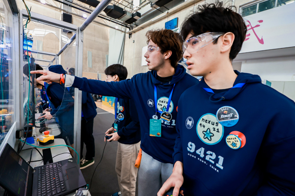 Teams control their robots during the competition. (Photo provided to China Daily)
