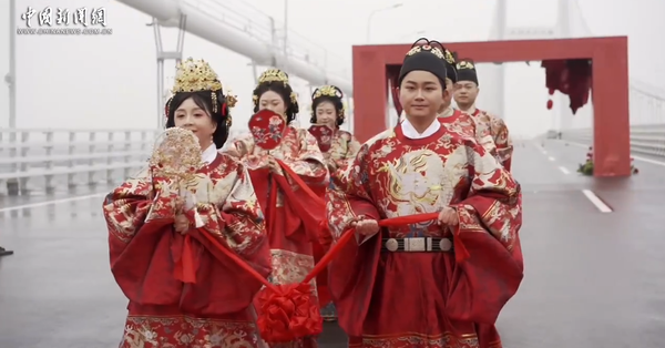 Romantic group wedding held on 12th Yangtze River Bridge  in Wuhan