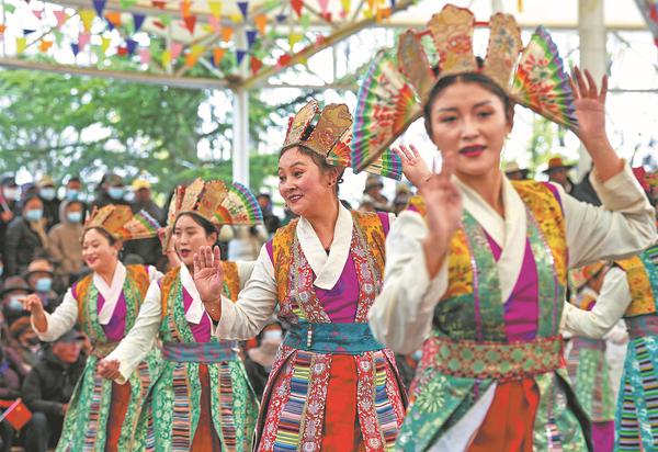 Performers attend a celebration on Saturday in Lhasa, Xizang autonomous region, to mark Serfs’ Emancipation Day. A host of activities were held across the region to commemorate the 67th anniversary of the democratic reform that abolished feudal serfdom in Xizang.
(Jigme Dorje / XINHUA)