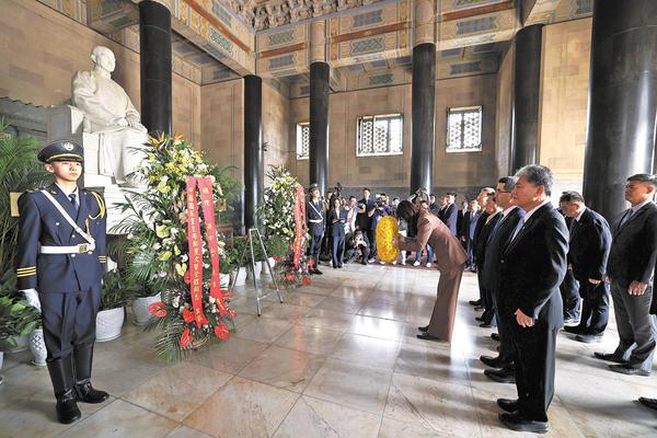Cheng Li-wun, chairwoman of the Chinese Kuomintang party, leads a KMT delegation on Wednesday morning to pay homage at the Sun Yat-sen Mausoleum in Nanjing, the capital of Jiangsu province. （XING GUANGLI / XINHUA）