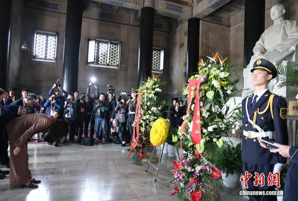 Cheng Li-wun, chairwoman of the Chinese Kuomintang (KMT) party, leads a KMT delegation to pay homage to the Sun Yat-sen Mausoleum in Nanjing, capital of east China's Jiangsu Province, April 8, 2026. (Photo/China News Service)
