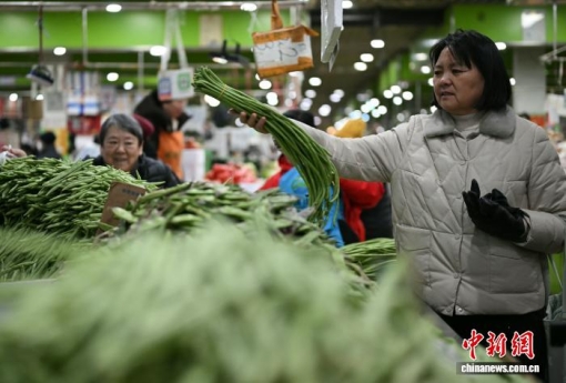 Citizens visit a vegetable market in Beijing on February 11,  2026. (File photo)