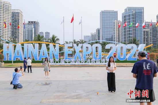 Visitors take photos in front of the outdoor themed landscape at the 6th China International Consumer Products Expo in Haikou, Hainan province, April 13, 2026. (Photo: China News Service/Luo Yunfei)