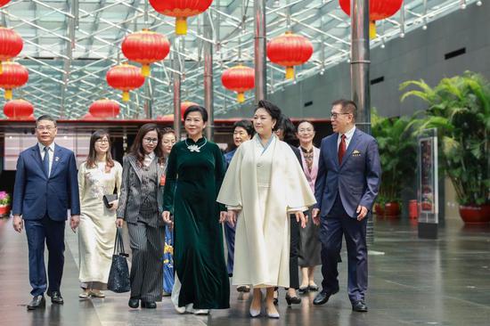 Peng Liyuan, Vietnam's first lady visit China's national center for performing arts