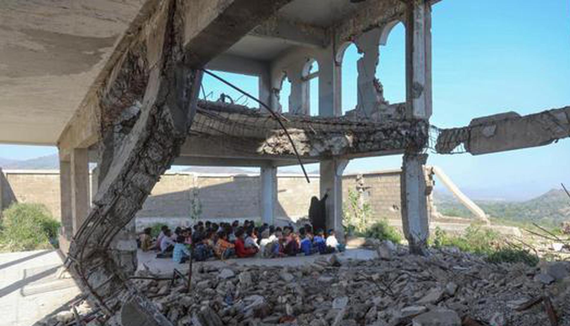 UN envoy meets Houthis to push Yemen peace efforts, calls for detainee release