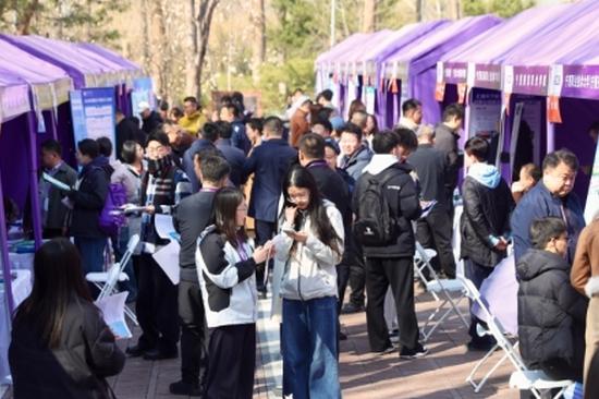 China's job market stable in Q1, 2.99 million urban jobs added