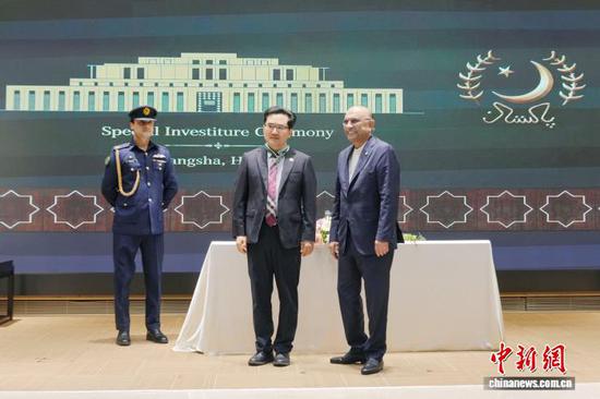 Pakistani President Asif Ali Zardari confers the Sitara-i-Pakistan on Pan Xiangbin in Changsha, central China, April 26, 2026. (Photo/China News Service)