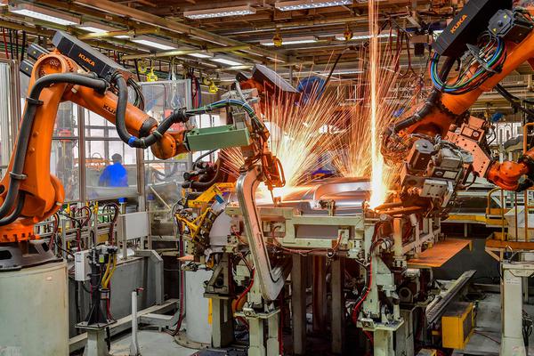 A robot operates equipment on the assembly line of an automaker in Xi'an, Shaanxi province. (YUAN JINGZHI/FOR CHINA DAILY)
