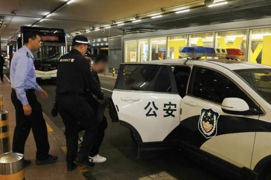 A key suspect involved in a major cross-border cyber gambling case is extradited from Thailand to China with support from Thailand, April 29, 2026. (Photo/Tianjin Public Security)