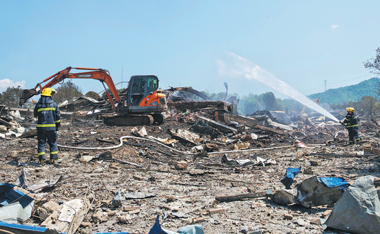 Xi urges all-out rescue work after central China fireworks plant explosion causes heavy casualties