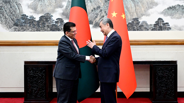 Chinese Foreign Minister Wang Yi (R) holds talks with Bangladeshi Foreign Minister Khalilur Rahman in Beijing, China, May 6, 2026. （Photo/Chinese Foreign Ministry）