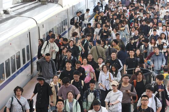 China logs record high inter-regional passenger trips in May Day holiday