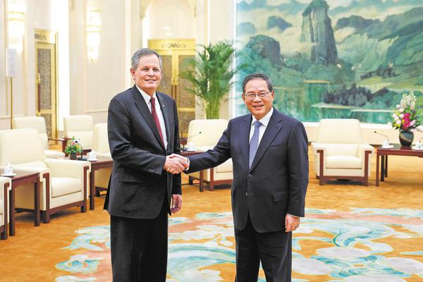 Premier Li Qiang meets on Thursday with United States Senator Steve Daines, a Montana Republican who is leading a U.S. bipartisan congressional delegation to visit China, at the Great Hall of the People in Beijing. (WANG ZHUANGFEI / CHINA DAILY)