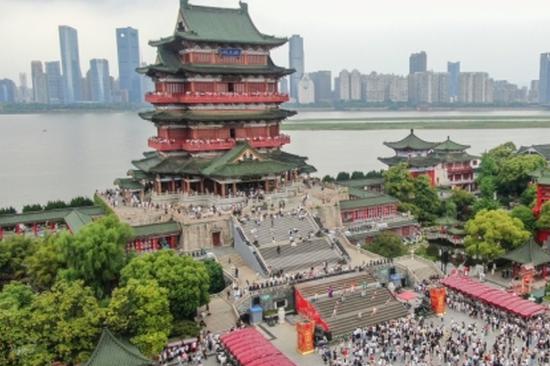 China's May Day holiday trips, spending both rise year on year