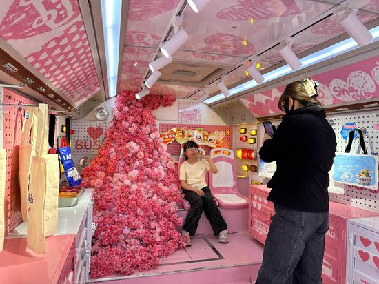 'Dopamine'-colored bus station in NW China injects vitality into Silk Road cultural tourism